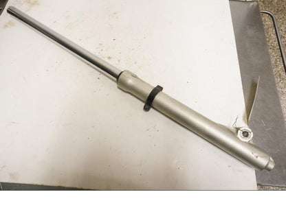 Framsidan på Gaffelben från en Honda XR 125 -2004 motorcykel.