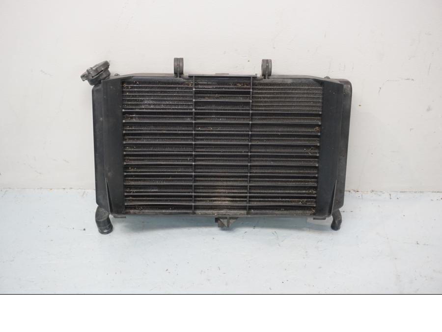 Framsidan på Vattenkyl från en Yamaha XJ 6 -2011 motorcykel.