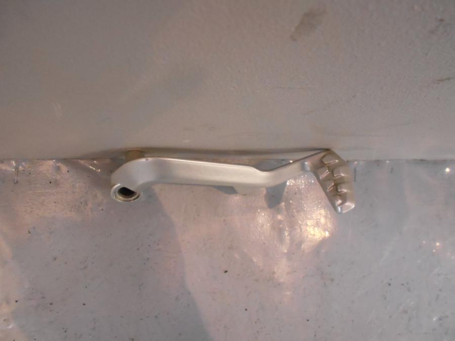 Baksidan på Bromspedal från en Ducati Multistrada 1200 -2012 motorcykel.