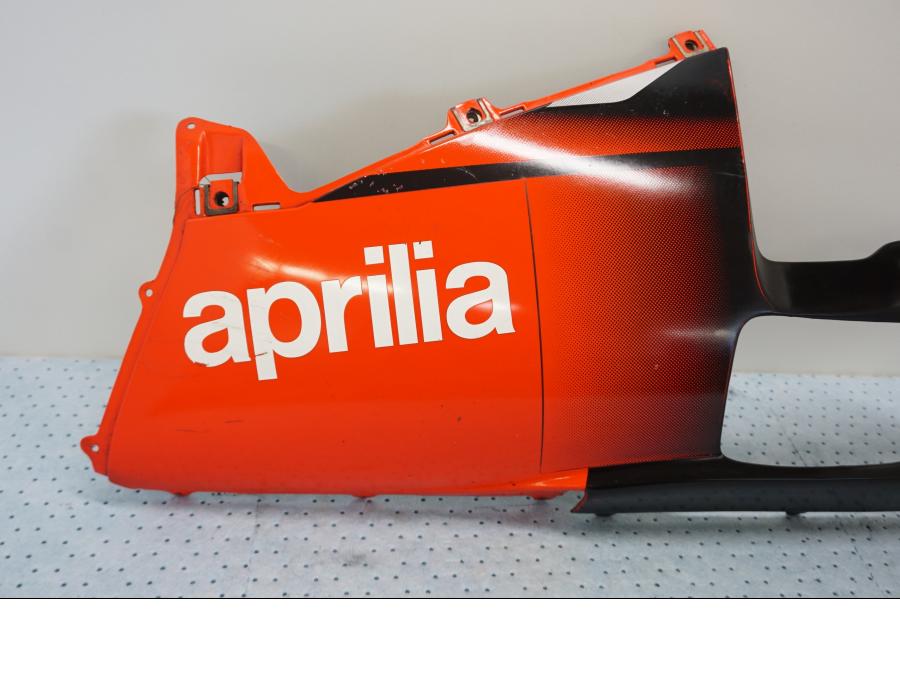Höger sida på Magkåpa från en Aprilia RSV 1000 -2002 motorcykel.