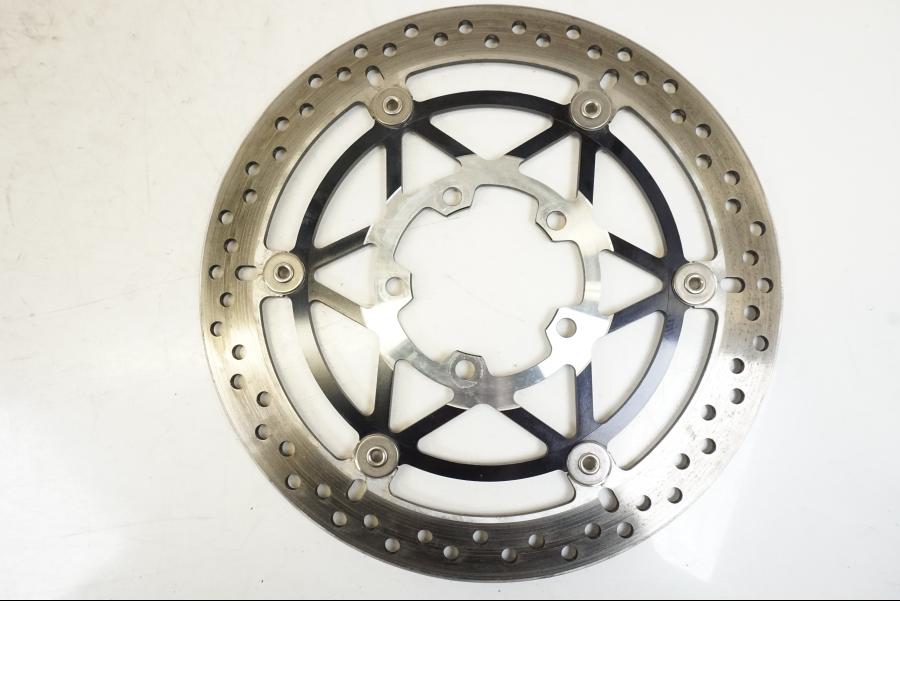 Snett uppifrån på Bromsskiva från en Triumph Speed Triple -2021 motorcykel.