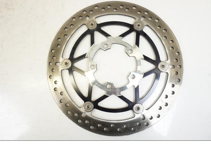 Snett uppifrån på Bromsskiva från en Triumph Speed Triple -2021 motorcykel.