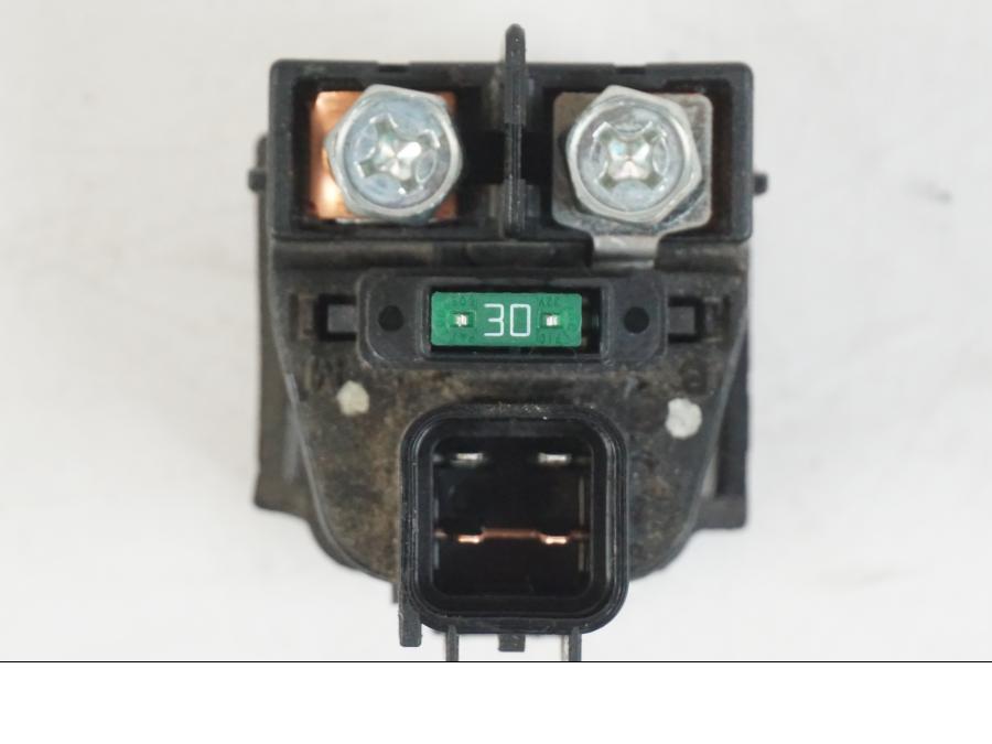 Baksidan på Startrelä från en Suzuki VZR 1800 -2009 motorcykel.