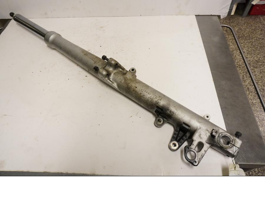 Framsidan på Gaffelben från en BMW R 850 R -2004 motorcykel.