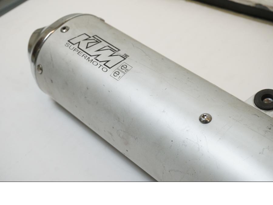 Vänster sida på Ljuddämpare från en KTM 625 SMC -2005 motorcykel.