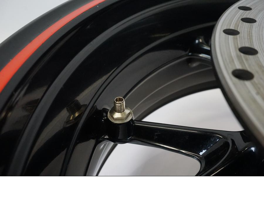 Snett uppifrån på Hjulpaket från en BMW S 1000 XR -2019 motorcykel.