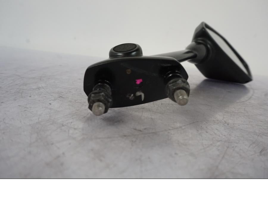 Snett uppifrån på Backspegel från en Kawasaki ER-6F -2010 motorcykel.