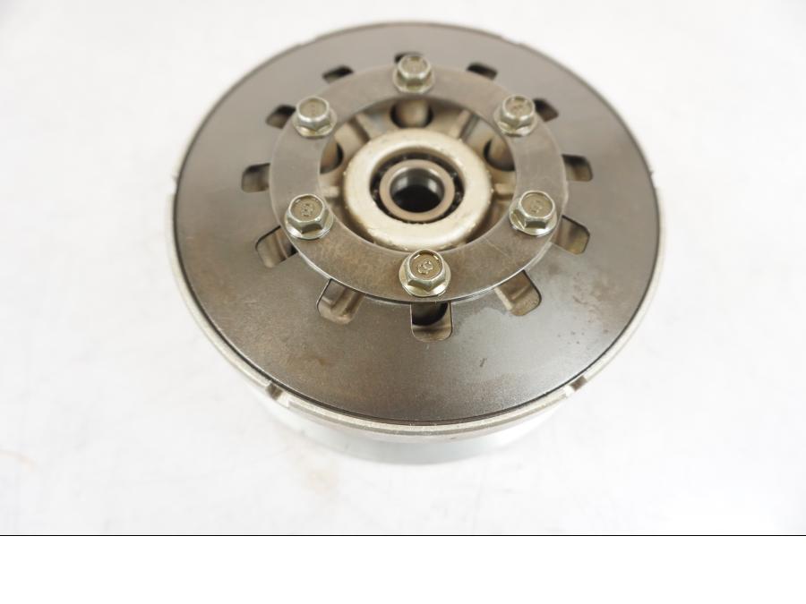 Höger sida på Kopplingskorg från en Yamaha FJR 1300 -2005 motorcykel.