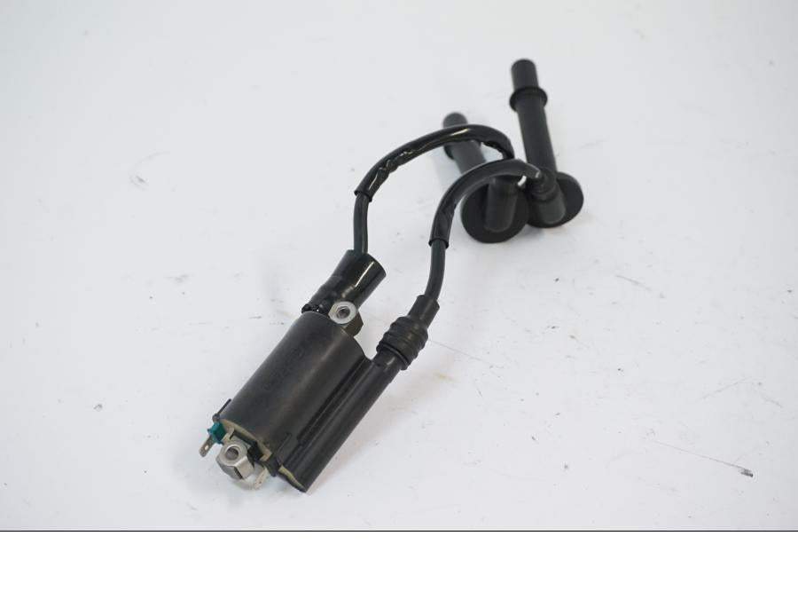 Snett nerifrån på Tändspole från en Honda CB 650 R -2019 motorcykel.