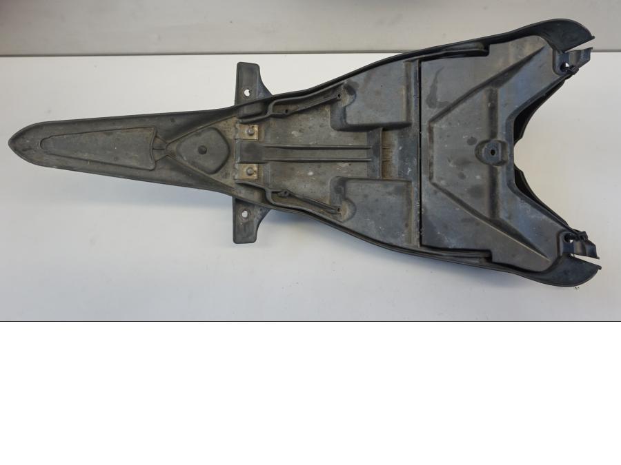 Höger sida på Skylthållare från en Suzuki SFV 650 A Gladius -2012 motorcykel.