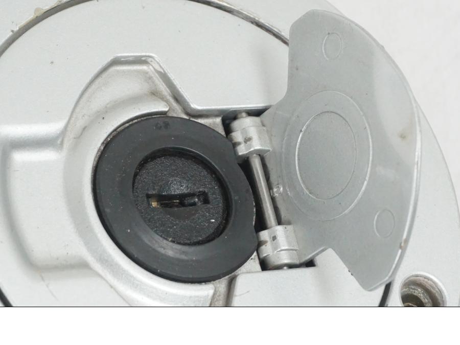 Vänster sida på <p>Låssats från BMW R 1100 RS 1997.</p>

<p>2st nycklar, tändningslås, sadellås, tanklock.</p>

<p>Mindre lackskada på tanklocket se bild.</p> motorcykel.