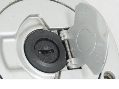 Vänster sida på <p>Låssats från BMW R 1100 RS 1997.</p>

<p>2st nycklar, tändningslås, sadellås, tanklock.</p>

<p>Mindre lackskada på tanklocket se bild.</p> motorcykel.