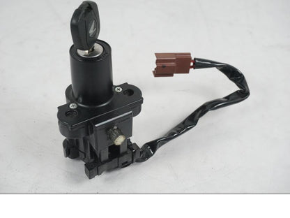 Extrabild4 på <p>Låssats från Honda CB 600 FA Hornet 2007.</p>

<p>Cdi, tändningslås, tanklock, sadellås, nyckel (svart).</p>

<p>Plasten för kontakt stycke skadat se bild.</p> motorcykel.