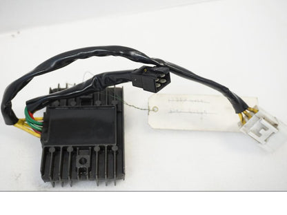 Baksidan på Likriktare från en Aprilia RSV 1000 -2010 motorcykel.