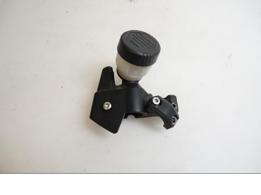 Höger sida på Kopplingshuvudcylinder från en BMW K 1200 S -2007 motorcykel.