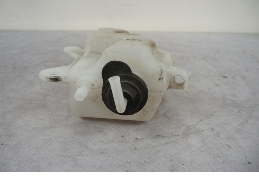 Höger sida på Vattenexpansionskärl från en Yamaha MT 125 -2017 motorcykel.