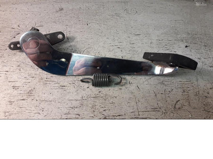 Framsidan på Bromspedal från en Suzuki VZ 1600 -2005 motorcykel.