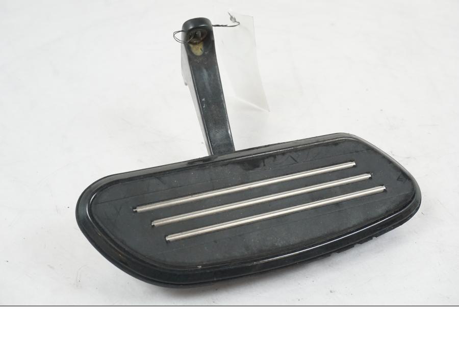 Framsidan på Fotpinneplatta från en H-D Street Glide FLHX -2012 motorcykel.