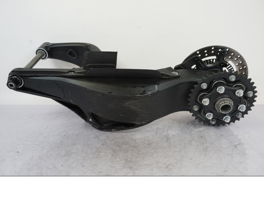 Baksidan på Sving från en KTM 1290 Super Duke R -2023 motorcykel.