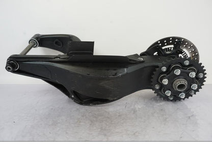 Baksidan på Sving från en KTM 1290 Super Duke R -2023 motorcykel.