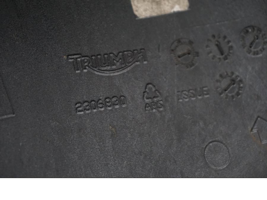 Extrabild4 på Sidkåpa från en Triumph Tiger -2009 motorcykel.