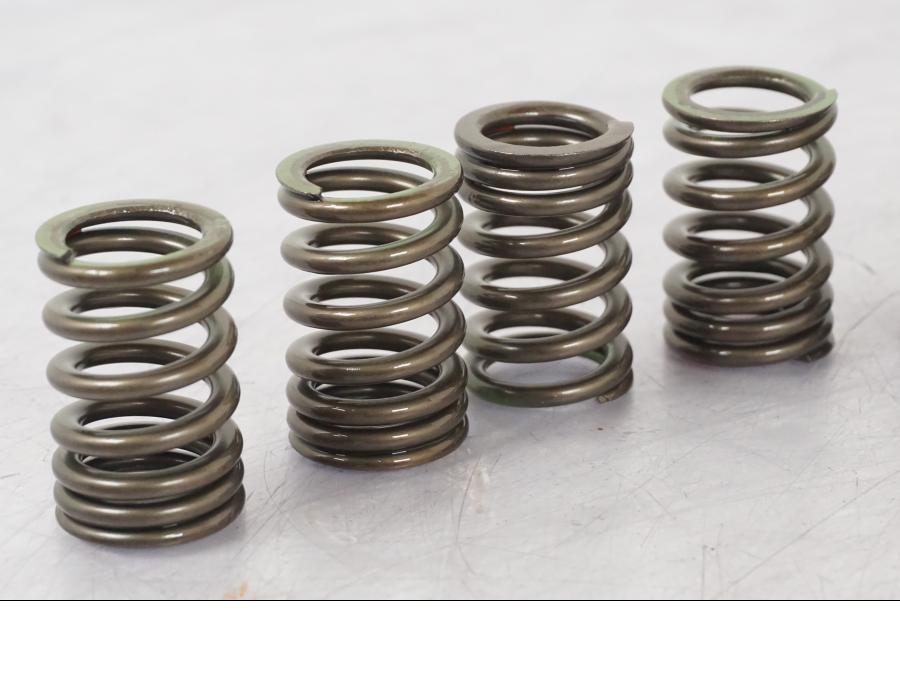 Snett nerifrån på Insugsventil från en Kawasaki Z 900 -2019 motorcykel.