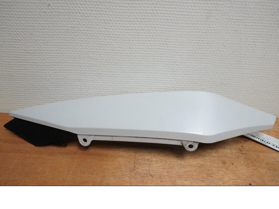 Framsidan på Bakvinge från en Yamaha XJ 6 -2011 motorcykel.