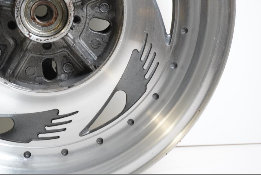 Extrabild5 på Fälg från en Suzuki VZ 800 -2000 motorcykel.