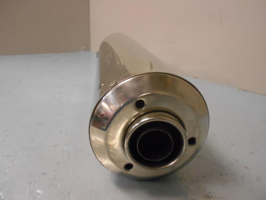 Snett nerifrån på Ljuddämpare från en Kawasaki ZZR 1200 -2004 motorcykel.