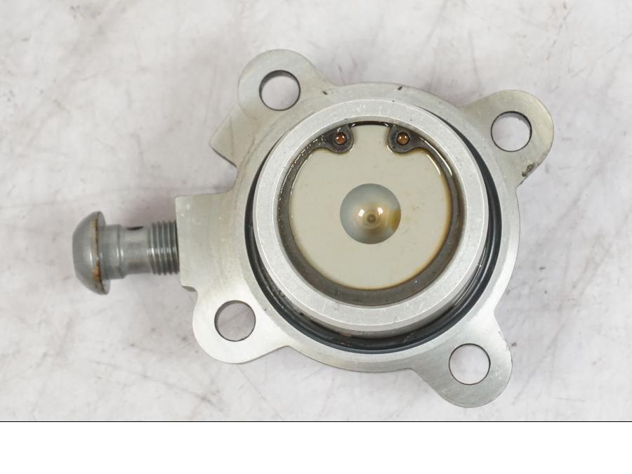 Snett nerifrån på Kopplingslavcylinder från en BMW K 1600 GTL -2015 motorcykel.