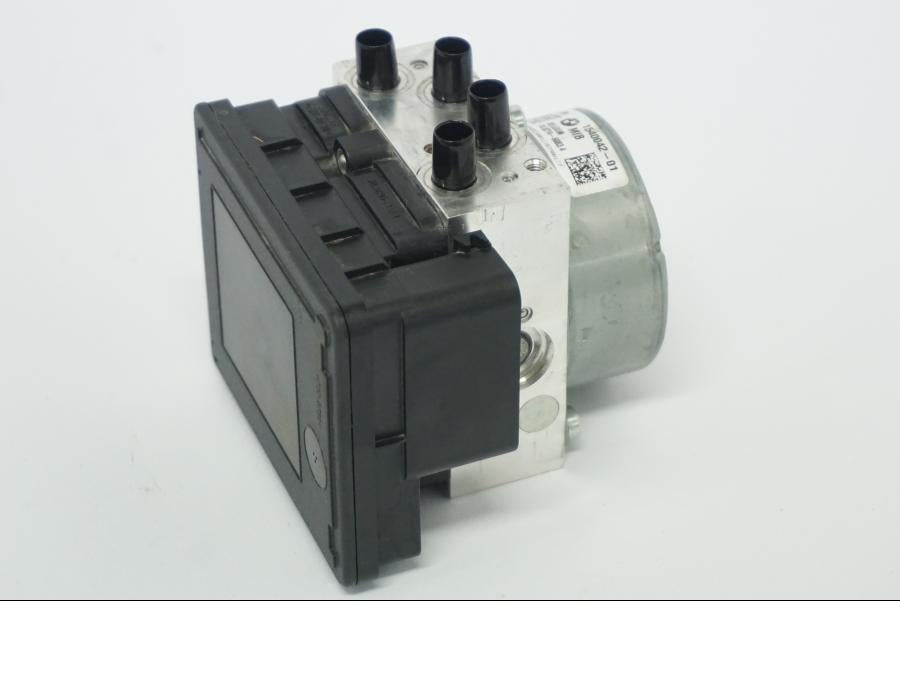 Baksidan på ABS Modulator från en BMW R 1250 GS -2022 motorcykel.