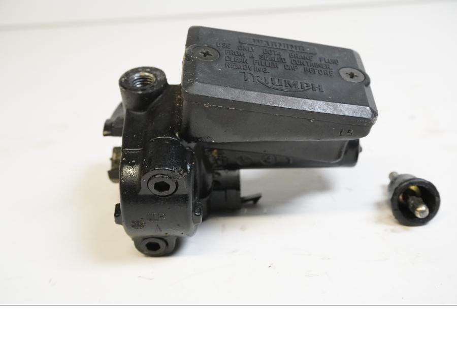 Baksidan på Kopplingshuvudcylinder från en Triumph Legend TT -2001 motorcykel.