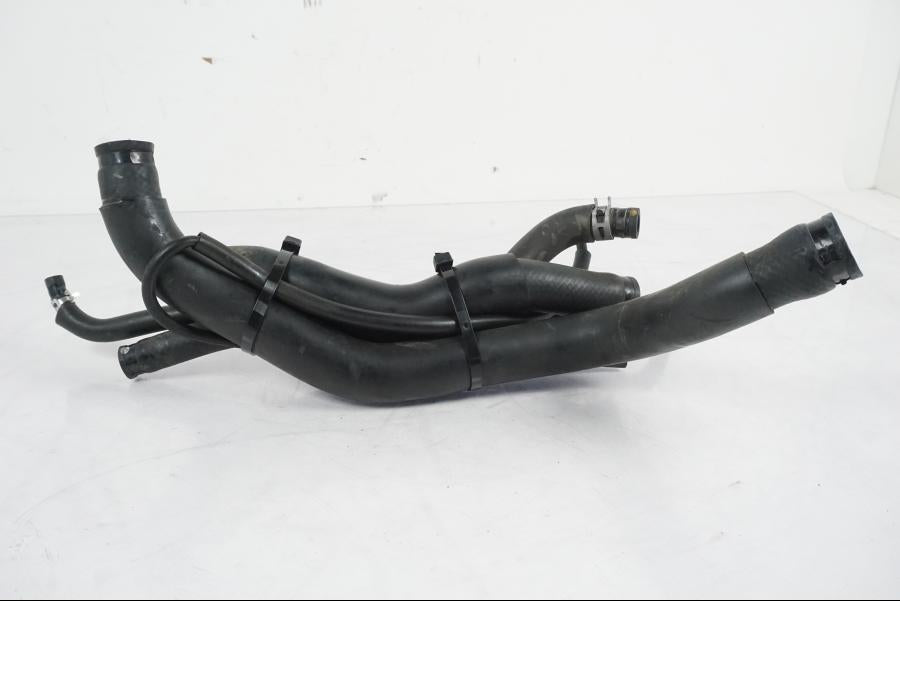 Höger sida på Vattenkyl Slang Set från en Yamaha YZF 1000 R1 -2007 motorcykel.