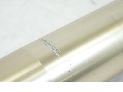 Snett nerifrån på Gaffelben från en Yamaha YZF 1000 R1 -2001 motorcykel.