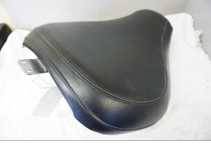 Vänster sida på Sadel från en Suzuki VL 800 -2004 motorcykel.