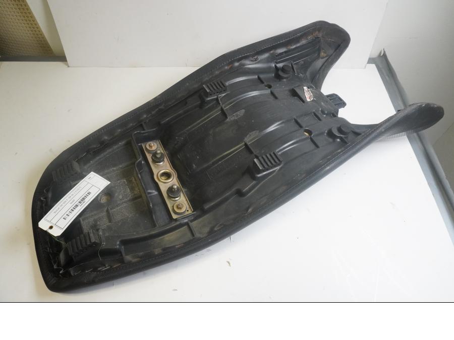 Vänster sida på Sadel från en Suzuki GS 500 -2004 motorcykel.