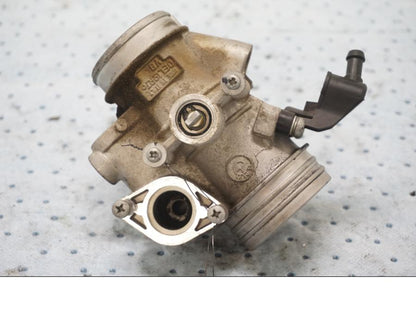 Baksidan på Spjällhus från en BMW F 650 GS -2001 motorcykel.