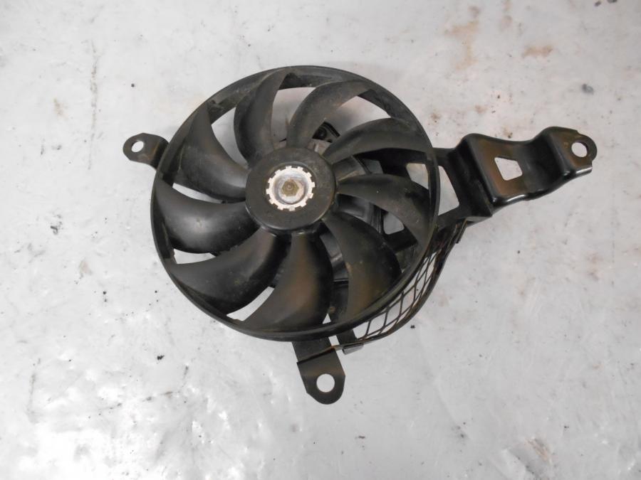 Framsidan på Vattenkylfläkt från en Suzuki DL 650 -2013 motorcykel.