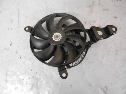 Framsidan på Vattenkylfläkt från en Suzuki DL 650 -2013 motorcykel.