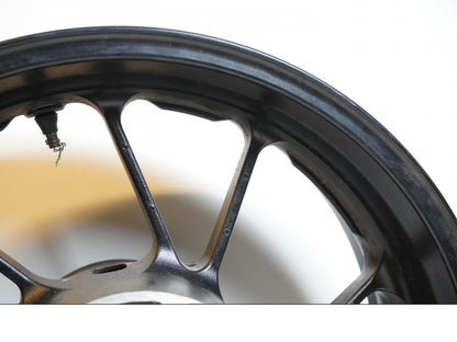 Vänster sida på Fälg från en Yamaha MT-09 Tracer -2016 motorcykel.