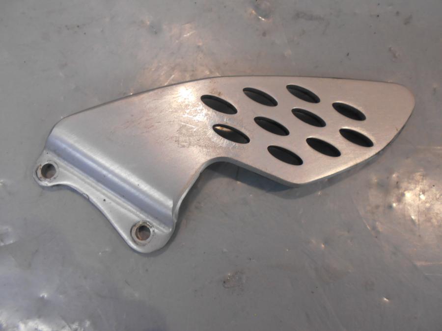 Framsidan på Fotpinnehälskydd från en Yamaha YZF 1000 R1 -2005 motorcykel.