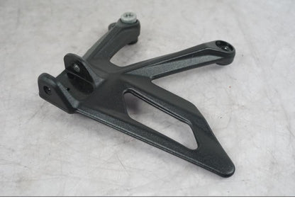 Vänster sida på Fotpinnefäste från en KTM 1290 Super Duke R -2022 motorcykel.