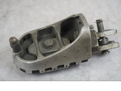 Höger sida på Fotpinne från en Triumph Tiger -2009 motorcykel.