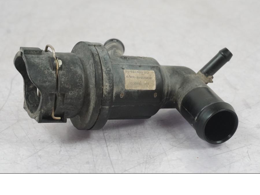 Vänster sida på Vattentermostathus från en BMW R 1200 GS -2018 motorcykel.