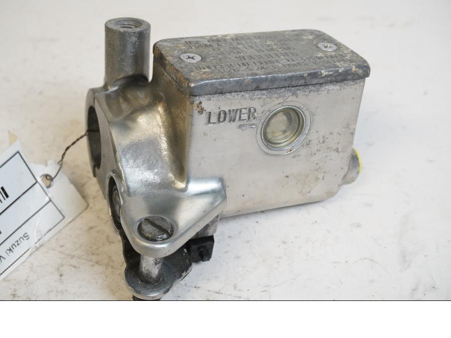 Framsidan på Bromshuvudcylinder från en Suzuki VZ 800 -1997 motorcykel.