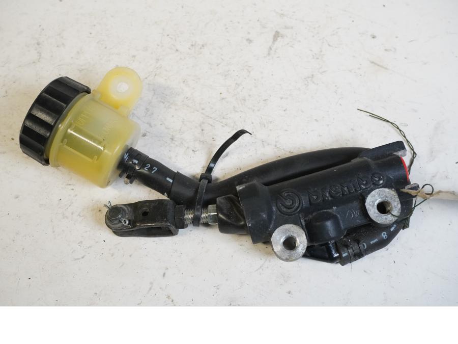 Framsidan på Bromshuvudcylinder från en Yamaha FZ-6 -2008 motorcykel.