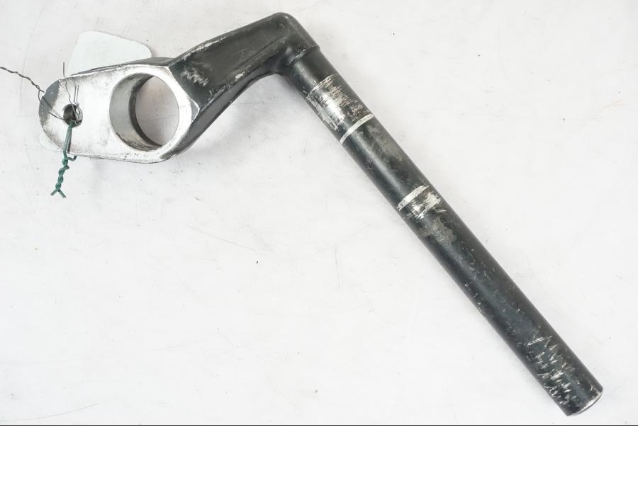 Snett nerifrån på Styre från en Suzuki GSX 400 -1983 motorcykel.