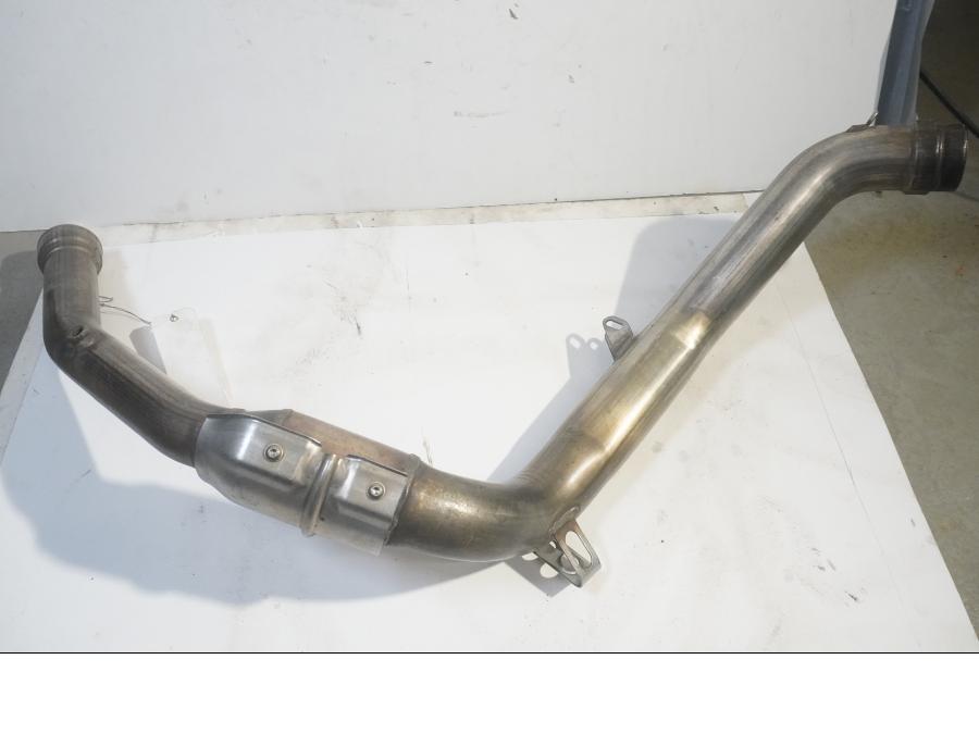 Baksidan på Mellanrör från en Ducati 749 -2003 motorcykel.