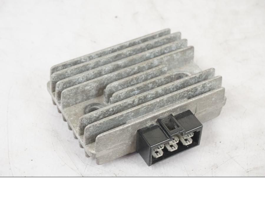 Framsidan på Likriktare från en Kawasaki KL 650A -1987 motorcykel.