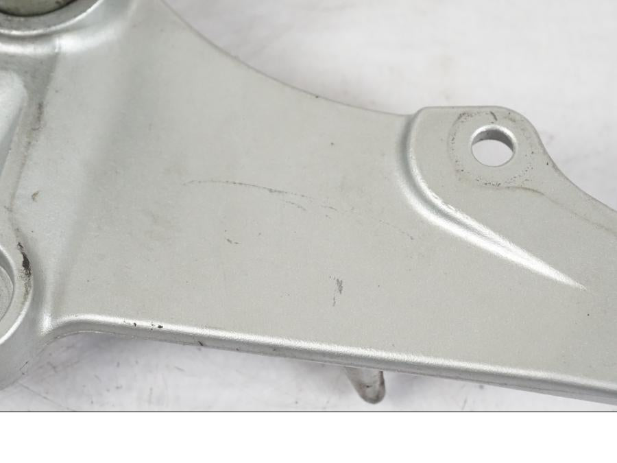 Höger sida på Fotpinnefäste från en Suzuki GSX-R 750 -2006 motorcykel.